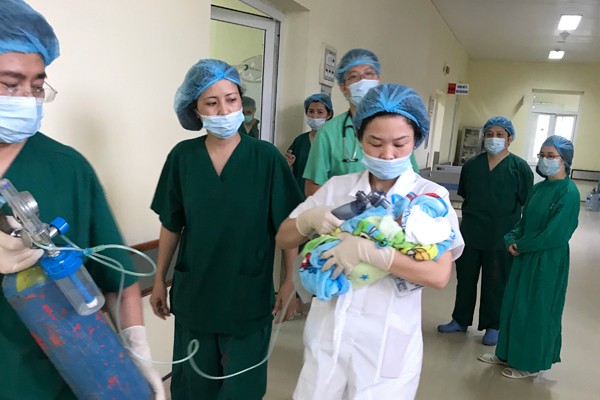 Người vợ trẻ mắc ung thư giai đoạn cuối, mổ ngồi để sinh con Người vợ trẻ mắc ung thư giai đoạn cuối, mổ ngồi để sinh con