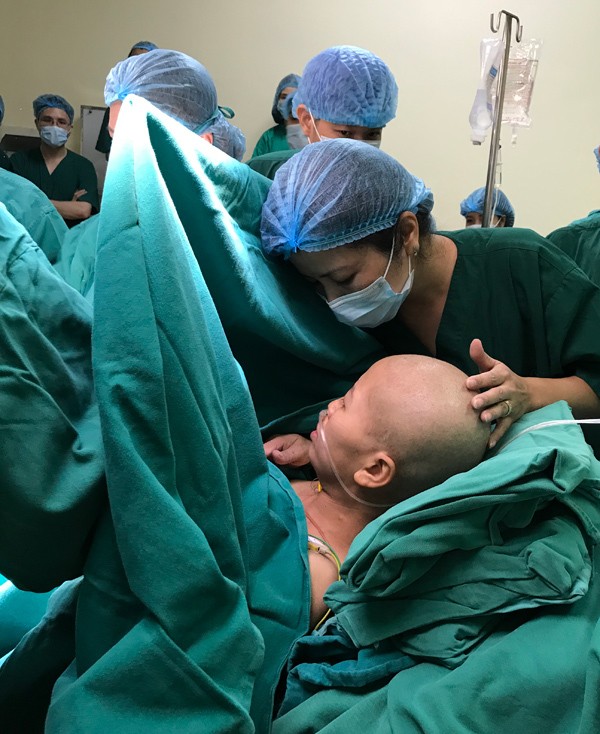 Người vợ trẻ mắc ung thư giai đoạn cuối, mổ ngồi để sinh con Người vợ trẻ mắc ung thư giai đoạn cuối, mổ ngồi để sinh con