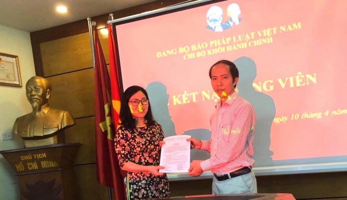 Bí thư Chi bộ Nguyễn Đức Trường traotrao Quyết định kết nạp Đảng viên cho Đảng viên mới Đào Thị Hà.