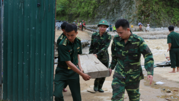 Quân khu 2 khẩn trương khắc phục hậu quả mưa lũ giúp người dân