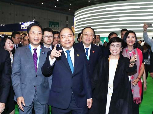 Thủ tướng Nguyễn Xuân Phúc tham quan gian hàng của Tập đoàn TH tại