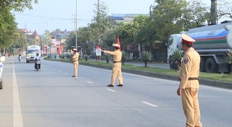  CSGT tỉnh Phú Thọ phân luồng giao thông trên các tuyến quốc lộ chính dẫn về Đền Hùng