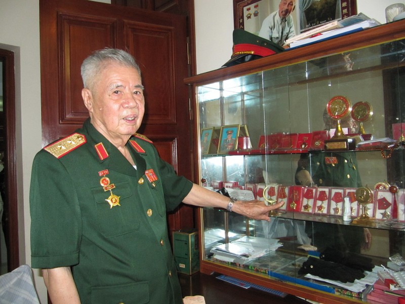 Lão tướng Đặng Kính