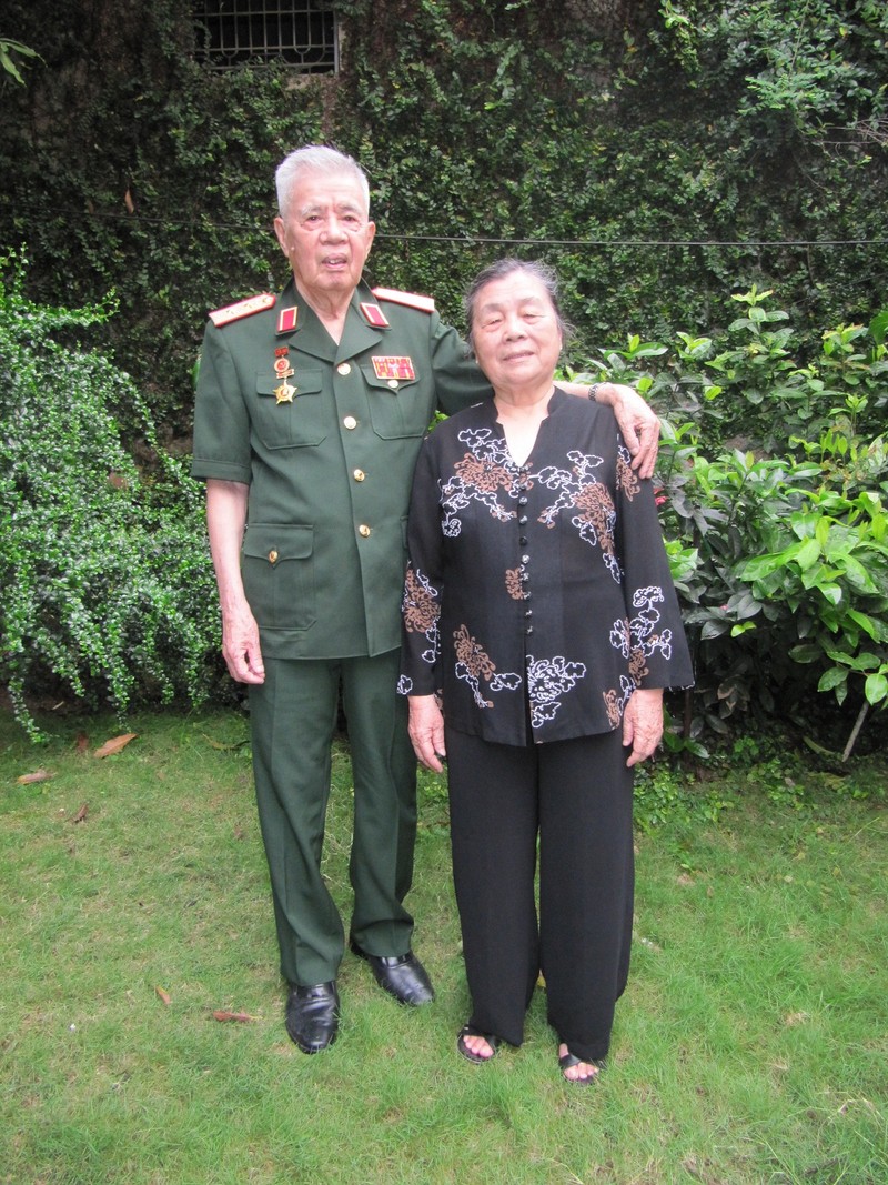 Tướng Kính và vợ
