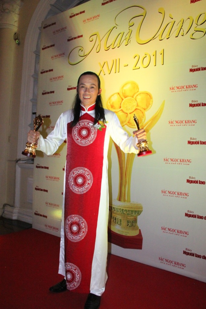 Hoài Linh với “cú đúp” tại giải Mai vàng 2011