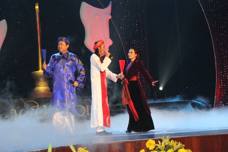 Liên khúc 3 miền của Hoài Linh, Chí Tài và Phương Thanh khiến cả khan phòng đầy ắp tiếng cười.