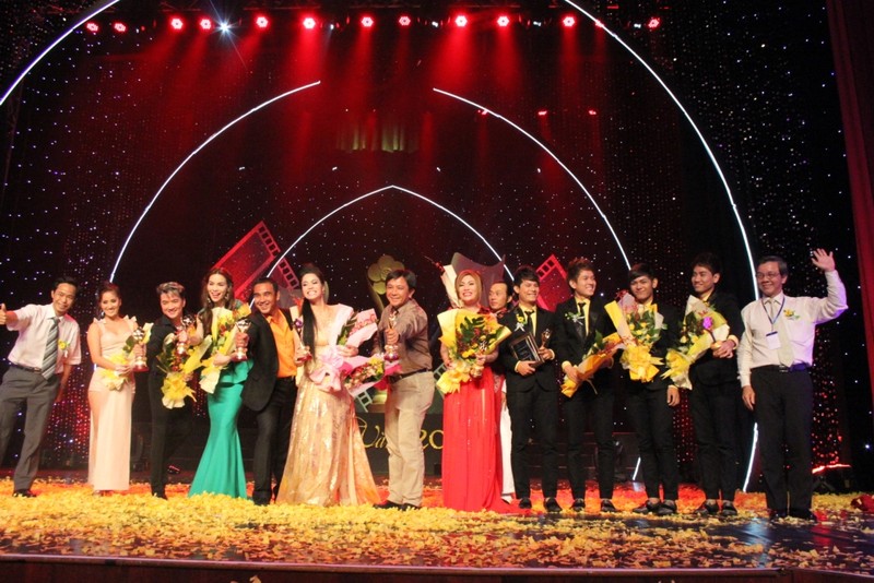 Các văn nghệ sĩ đoạt giải Mai vàng năm 2011 cùng chụp hình kỷ niệm với Ban tổ chức vào cuối chương trình.