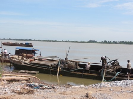 Hàng trăm lượt tàu không biển số ngang nhiên hút cát trái phép trên sông rồi bán ngay tại bãi cát ven bờ như thế này.