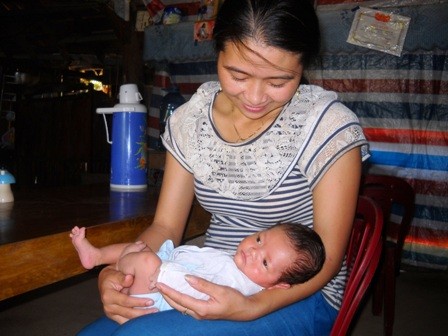 Cháu bé bị bỏ rơi đang được gia đình anh chăm sóc.