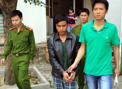 Hoàng lúc bị bắt (áo đen)