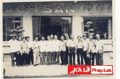 Chiến sĩ biệt động Nguyễn Thanh Xuân (Bảy Bê, người ngồi thứ 2 từ ngoài vào bên trái) là người trực tiếp đặt bom khách sạn Caravelle