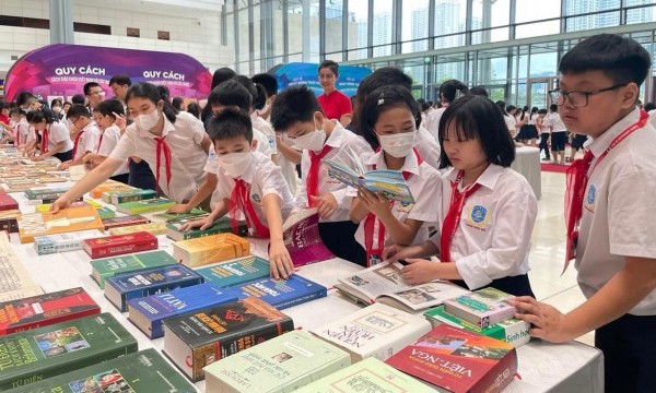 Chương trình - sách giáo khoa mới và những lúng túng | Báo Pháp luật Việt  Nam điện tử