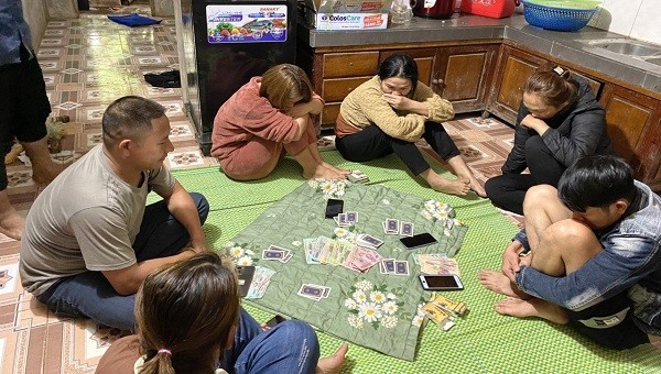 Bắt quả tang 5 con bạc đang sát phạt nhau bằng hình thức đánh bài liêng   Báo Pháp luật Việt Nam điện tử