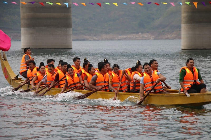 Tưng Bừng Lễ Hội Đua Thuyền Đầu Xuân Ở Quỳnh Nhai | Báo Pháp Luật Việt Nam  Điện Tử