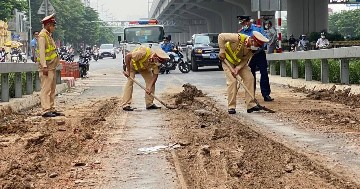Truy tìm xe tải làm rơi bùn đất ở đường Phạm Văn Đồng