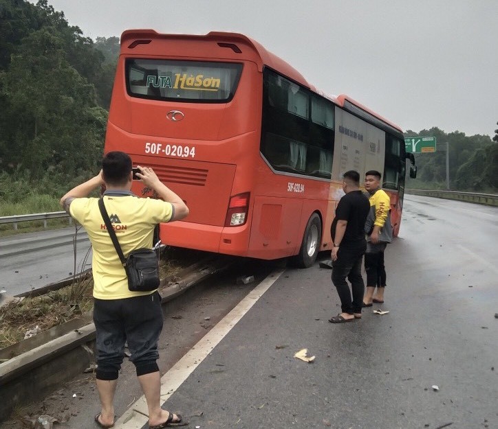 Xe khách mất lái đâm gãy gần 100m dải phân cách trên cao tốc | Báo Pháp  luật Việt Nam điện tử