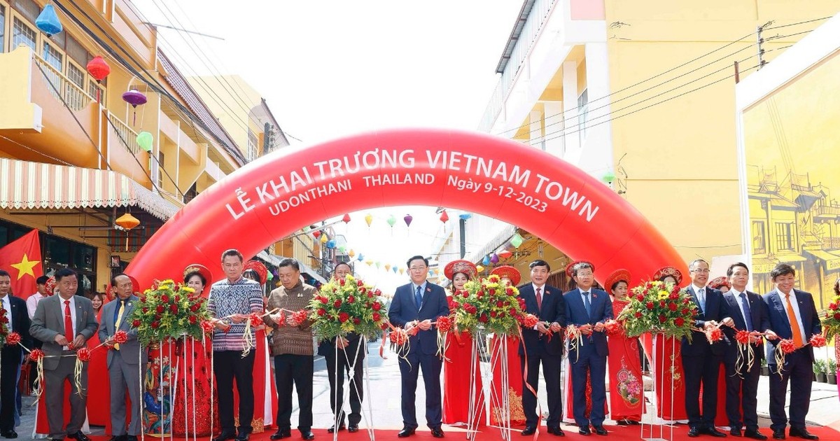 ประธานรัฐสภาเปิดถนนเวียดนามที่จังหวัดอุดรธานี ประเทศไทย