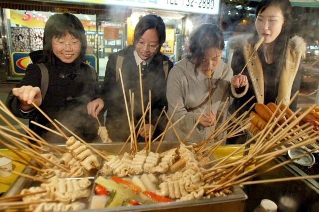 Bước nào để nghiền cá trong cách làm chả cá odeng Hàn Quốc?
