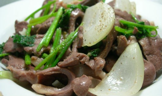 Món cật xào hành tây phổ biến ở đâu và có mặt trong món ăn của người Việt như thế nào?
