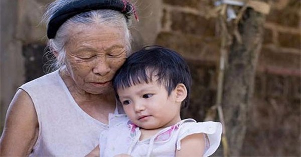 Cụ bà 102 tuổi ở Nghệ An diện áo dài nhận bão like