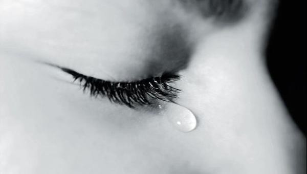 Người yêu khóc: Khóc là một phản ứng tự nhiên của con người khi đối diện với những điều đau khổ. Hãy xem những hình ảnh về người yêu khóc để cảm nhận sự đau đớn cũng như quan tâm và sự hy vọng đi kèm với nó.