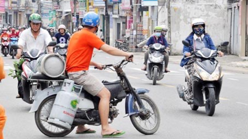 Bạn sẽ không muốn bỏ lỡ cảnh quay vụ bom nổ chậm đầy kịch tính trong hình ảnh liên quan đến từ khóa này. Tuy nhiên, đừng lo lắng về sự an toàn vì pháp luật sẽ bảo vệ bạn. Hãy xem những chiếc xe gắn máy đang ngóng chờ tại hiện trường này nhé!