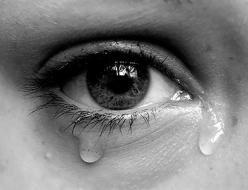 Giọt nước mắt mang đến cho con người nhiều cảm xúc khác nhau. Xem giọt nước mắt trong những hình ảnh tuyệt đẹp để cảm nhận sự đau đớn và hy vọng của cuộc đời.