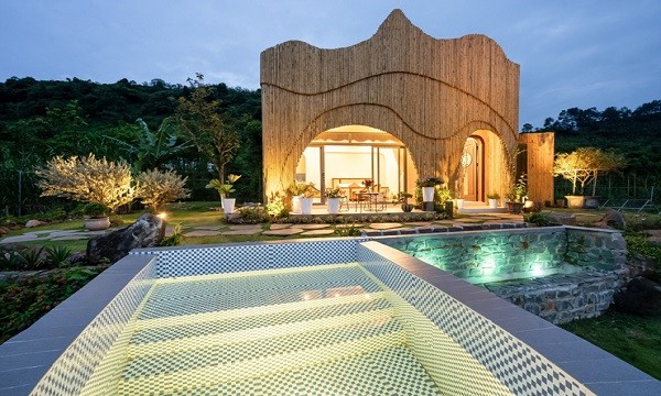 Ngôi nhà đẹp hút hồn, có cả bể bơi mà chi phí xây chưa đến 1 tỷ ...