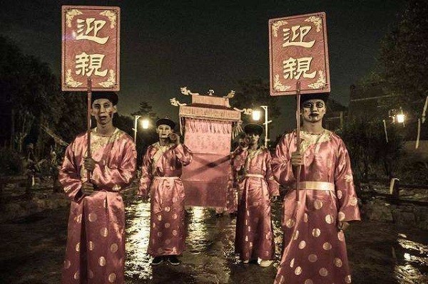 Đến với đám cưới ma người Trung Quốc, bạn sẽ khám phá ra những nét độc đáo về lễ cưới và niềm tin tâm linh của người dân Trung Quốc. Với những bộ trang phục cầu kỳ, những màn múa chuyển động linh hoạt, đám cưới ma ở Trung Quốc sẽ khiến bạn say mê.