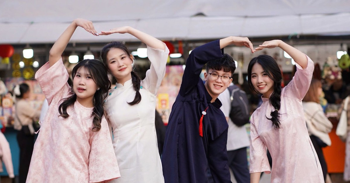 Gen Z đón Tết: Quen mà lạ