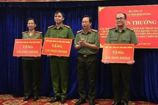 Bình Dương khen thưởng Ban chuyên án triệt phá đường dây lừa đảo công nghệ cao