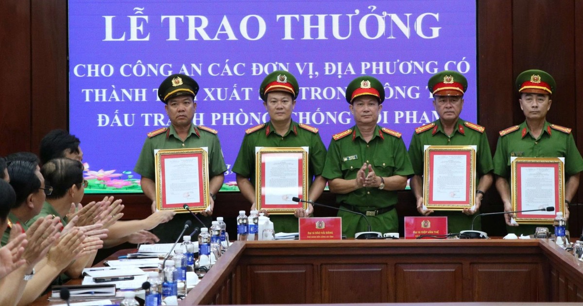 Khen thưởng đơn vị xuất sắc trong đấu tranh phòng, chống tội phạm