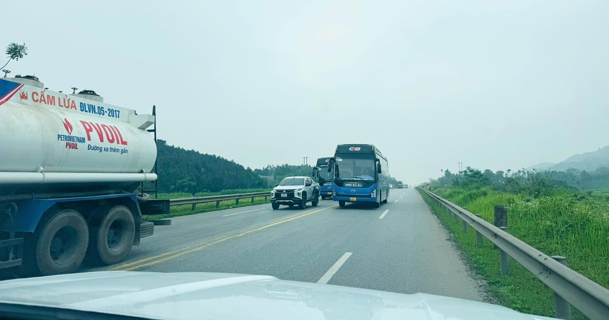 Ô tô khách lấn làn, vượt ẩu trên cao tốc Nội Bài – Lào Cai