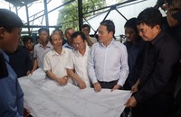 Phó Thủ tướng Chính phủ Trần Lưu Quang kiểm tra hiện trường vụ tai nạn