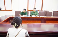 Nạn nhân được giải cứu thành công và đang cung cấp lời khai cho Cán bộ Đồn Biên phòng CKQT Móng Cái.