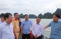 Đoàn công tác thảo luận, cho ý kiến tại Khu nuôi trồng trai ngọc (hòn Đá Đen).