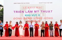 Đại biểu cắt băng Khai Mạc Triển Lãm Mỹ Thuật Khu Vực 2