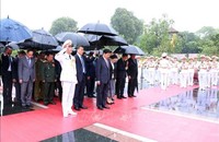 Tổng Bí thư, Chủ tịch nước Lào tưởng niệm các Anh hùng liệt sỹ