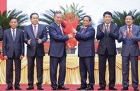 Ủy viên Bộ Chính trị, Thủ tướng Phạm Minh Chính thay mặt các đồng chí lãnh đạo chủ chốt, lãnh đạo cấp cao của Đảng, Nhà nước tặng hoa chúc mừng đồng chí Tô Lâm được bầu giữ chức Tổng Bí thư khóa XIII. Ảnh: Dương Giang/TTXVN