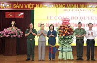 Lãnh đạo Tỉnh ủy, HĐND, UBND tỉnh Quảng Ninh tặng hoa chúc mừng đồng chí Thiếu tướng Đinh Văn Nơi - tân Cục trưởng Cục An ninh chính trị nội bộ, Bộ Công an.