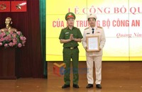 Thiếu tướng Nguyễn Ngọc Lâm - Thứ trưởng Bộ Công an trao quyết định của Bộ trưởng Bộ Công an cho Đại tá Trần Văn Phúc.