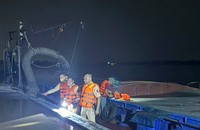 Cảnh sát giao thông mật phục bắt 'cát tặc' lúc rạng sáng trên sông Hồng