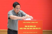 Thủ tướng Phạm Minh Chính tham gia quyên góp, ủng hộ đồng bào bị thiệt hại do cơn bão số 3 gây ra - Ảnh: VGP/Nhật Bắc.