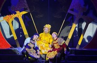 Một cảnh rất cảm động trong vở - ba anh em họ Nguyễn nhớ về kỷ niệm xưa.