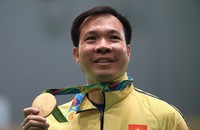 Xạ thủ Hoàng Xuân Vinh với tấm HCV Olympic (Ảnh TTVN)