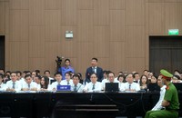 Các luật sư tham tại tòa.