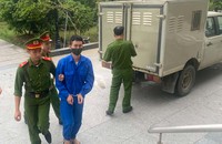 Dẫn giải bị cáo vào phòng xử.
