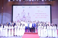 21 thí sinh đại diện cho hơn 600 nữ sinh viên trên cả nước tham dự cuộc thi chụp ảnh lưu niệm cùng các đại biểu.