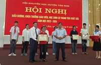 Ông Trần Khắc Thăng - Ủy viên Ban Thường vụ Huyện ủy, Phó Chủ tịch UBND huyện Tân Sơn và ông Hà Ninh – Trưởng Ban liên lạc Hội đồng hương huyện Tân Sơn tại Hà Nội trao tặng học bổng cho học sinh có thành tích xuất sắc năm học 2023-2024.