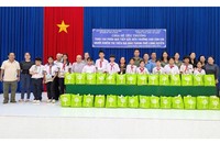 Tặng quà người khiếm thị có hoàn cảnh khó khăn